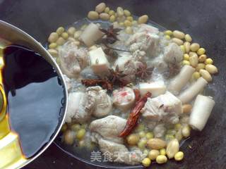 花生黄豆焖猪尾的做法步骤:5