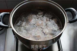 这种鲜香你尝试过么——虫草菇排骨汤的做法步骤:3