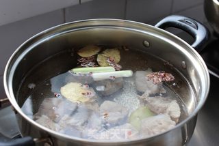 这种鲜香你尝试过么——虫草菇排骨汤的做法步骤:5