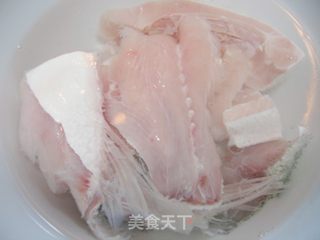 川味豆腐烧鱼的做法步骤：1