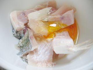 川味豆腐烧鱼的做法步骤:2