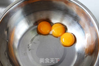 柔软香蕉戚风的做法步骤:2
