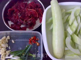 牛肉炒白瓜的做法步骤：1