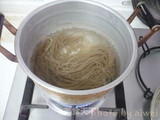 西红柿鸡蛋炖粉条的做法步骤:2