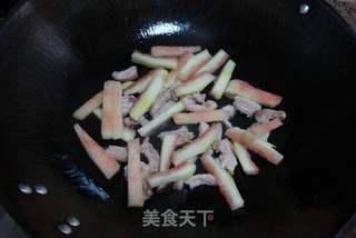 西瓜皮炒五花肉的做法步骤：4