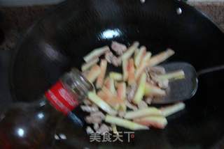 西瓜皮炒五花肉的做法步骤：5