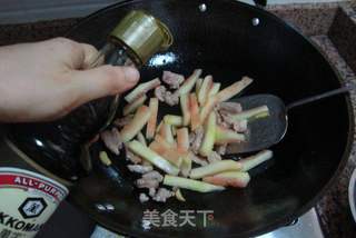 西瓜皮炒五花肉的做法步骤：6