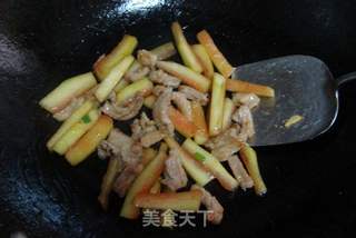 西瓜皮炒五花肉的做法步骤：7