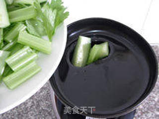 【西芹黄瓜汁】--- 女性专属的减肥、美容饮品(美的榨汁机试用报告三)的做法步骤:4