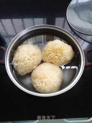 电饭煲版桃胶炖银耳的做法步骤:2