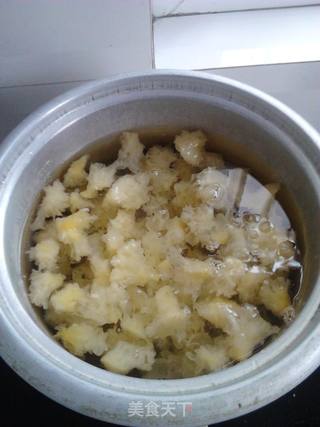 电饭煲版桃胶炖银耳的做法步骤:5