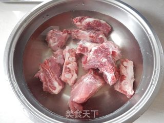 冬瓜薏米骨汤的做法步骤:2