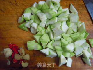 夏季蔬菜最解毒---丝瓜炒海虹的做法步骤:2