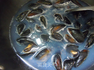 夏季蔬菜最解毒---丝瓜炒海虹的做法步骤:3
