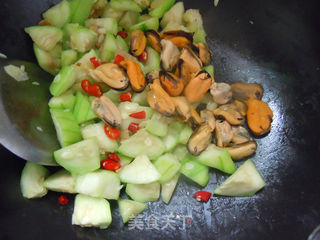 夏季蔬菜最解毒---丝瓜炒海虹的做法步骤:6