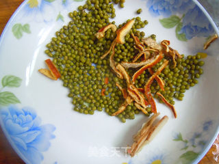 预防痱子从食物做起---老鸽煲绿豆的做法步骤:2