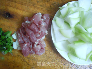 夏季蔬菜最解毒---葫芦炒肉片的做法步骤:2