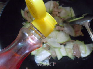 夏季蔬菜最解毒---葫芦炒肉片的做法步骤:6