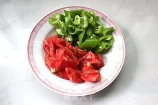 一个人的早餐也可以有滋有味——青椒炒番茄的做法步骤:2