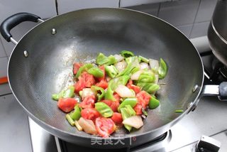一个人的早餐也可以有滋有味——青椒炒番茄的做法步骤:6
