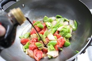 一个人的早餐也可以有滋有味——青椒炒番茄的做法步骤:7