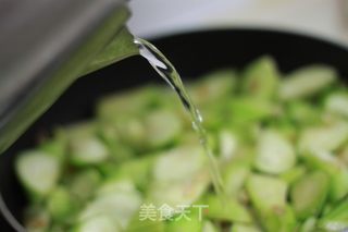 虾米炒丝瓜的做法步骤:4
