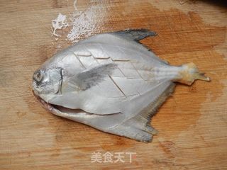 香煎鲳鱼的做法步骤:2