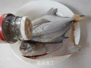 香煎鲳鱼的做法步骤:4