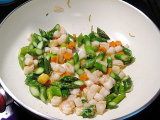 虾仁鲜贝炒芦笋的做法步骤:7