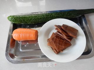 黄瓜拌香干的做法步骤：1