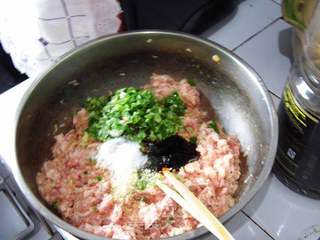 芹菜猪肉饺子的做法步骤:3