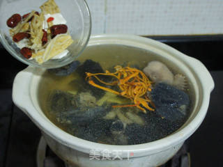 药膳乌鸡汤的做法步骤:9