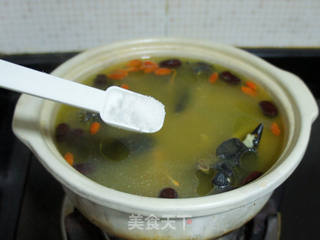 药膳乌鸡汤的做法步骤:11