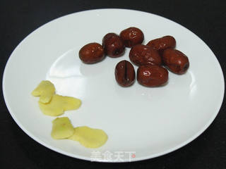 竹丝鸡红枣萝卜汤的做法步骤:2