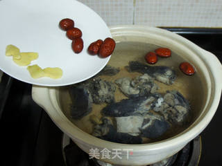 竹丝鸡红枣萝卜汤的做法步骤:5