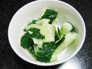清口降火夏季菜——黄瓜拌鸡蛋的做法步骤:3