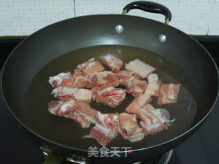 莲藕淮山排骨汤的做法步骤:2