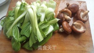 香菇青菜的做法步骤：1