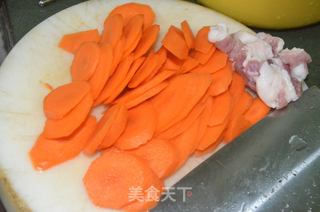 木耳胡萝卜炒瘦肉的做法步骤：1