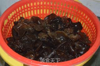 木耳胡萝卜炒瘦肉的做法步骤：2