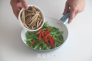 芸豆炒鸡蛋干的做法步骤：2