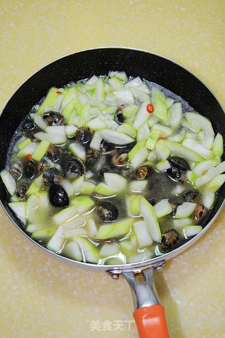 【蛤蜊葫芦汤】--鲜美至极的海鲜蔬菜汤的做法步骤:4