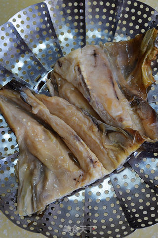 【拌安康鱼干】--海边人家餐桌上的下酒菜的做法步骤:2