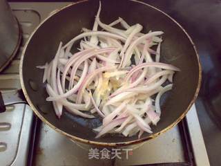 洋葱香煎鸡蛋的做法步骤:2