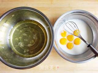 皇冠戚风蛋糕的做法步骤:2