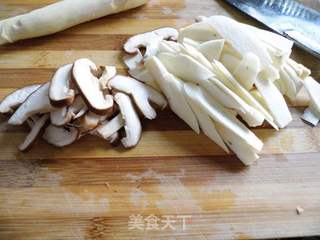 香菇茭白炒肉片的做法步骤:2