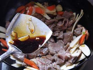 香菇茭白炒肉片的做法步骤:9