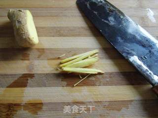 香煎麻辣秋刀鱼的做法步骤:2