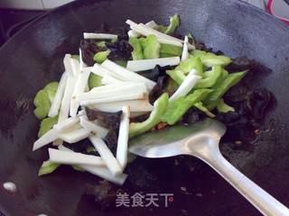 山药云耳炒苦瓜的做法步骤:3