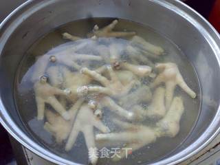 洋葱拌鸡爪的做法步骤:2